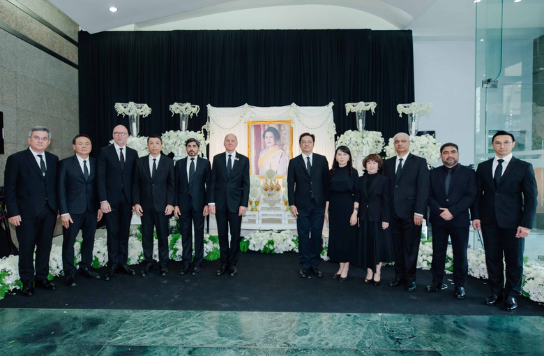 น้อมรำลึกแม่แห่งแผ่นดิน…ทรู คอร์ปอเรชั่น ทั่วประเทศ ร่วมแสดงความอาลัย และสำนึกในพระมหากรุณาธิคุณอันหาที่สุดมิได้ แด่สมเด็จพระนางเจ้าสิริกิติ์ พระบรมราชินีนาถ พระบรมราชชนนีพันปีหลวง น้อมรำลึกแม่แห่งแผ่นดิน…ทรู คอร์ปอเรชั่น ทั่วประเทศ ร่วมแสดงความอาลัย และสำนึกในพระมหากรุณาธิคุณอันหาที่สุดมิได้ แด่สมเด็จพระนางเจ้าสิริกิติ์ พระบรมราชินีนาถ พระบรมราชชนนีพันปีหลวง