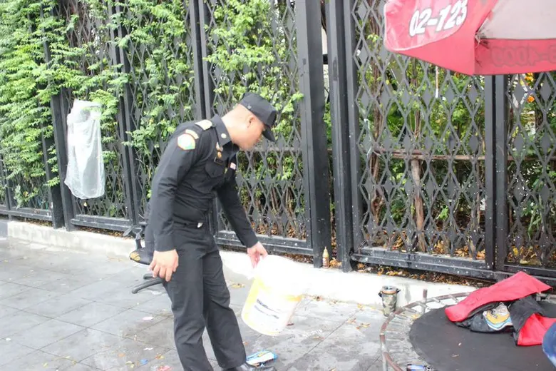 เขตบางคอแหลมลุยตรวจข้อร้องเรียน Traffy Fondue แก้ปัญหารุกล้ำทางเท้า-กลิ่นควันรบกวนชุมชน