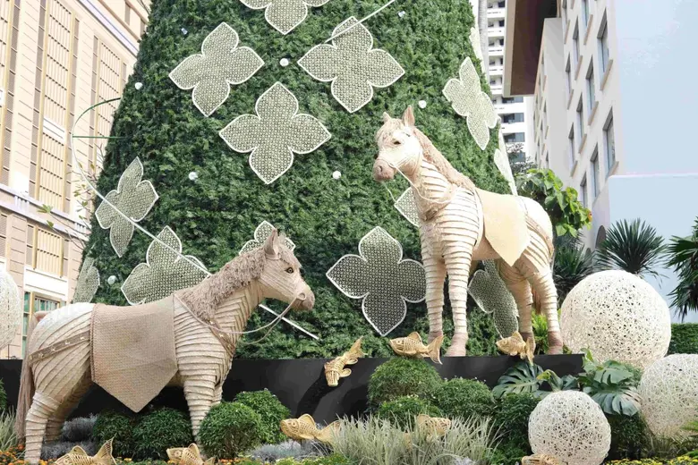 อนันตรา สยาม ร่วมกับศิลปินไทย รังสรรค์ต้นคริสต์มาสคราฟท์ร่วมสมัย