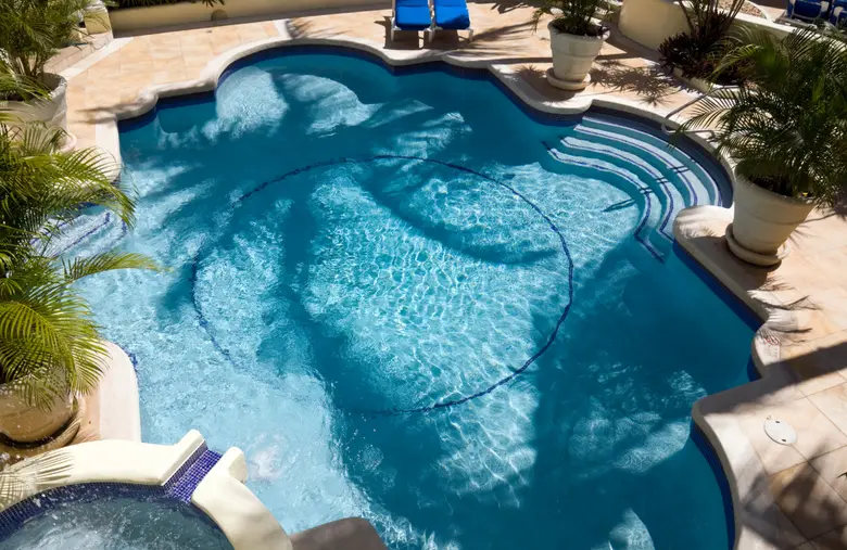 เปิดค่าใช้จ่าย ออกแบบสระว่ายน้ำระบบเกลือ vs คลอรีน ต้องลงทุนอะไรบ้าง