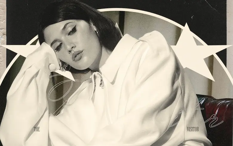 ทำไม? เพลง "The Visitor" ของ SIENNA SPIRO ถึงน่าจับตามองตั้งแต่ยังไม่ปล่อย เตรียมขึ้นแท่นเพลงสุดปังแห่งปีที่ครองใจสายโวคอลอีกครั้ง