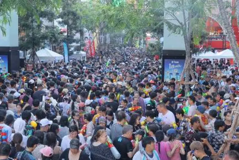 สยามสแควร์ครองแชมป์! แลนมาร์กเทศกาลเล่นน้ำกลางเมืองสุดยิ่งใหญ่ ทะลุ 1.5 ล้านคน ตอกย้ำ "สงกรานต์สีขาว" สนุก ปลอดภัย ถูกใจทุกเจน