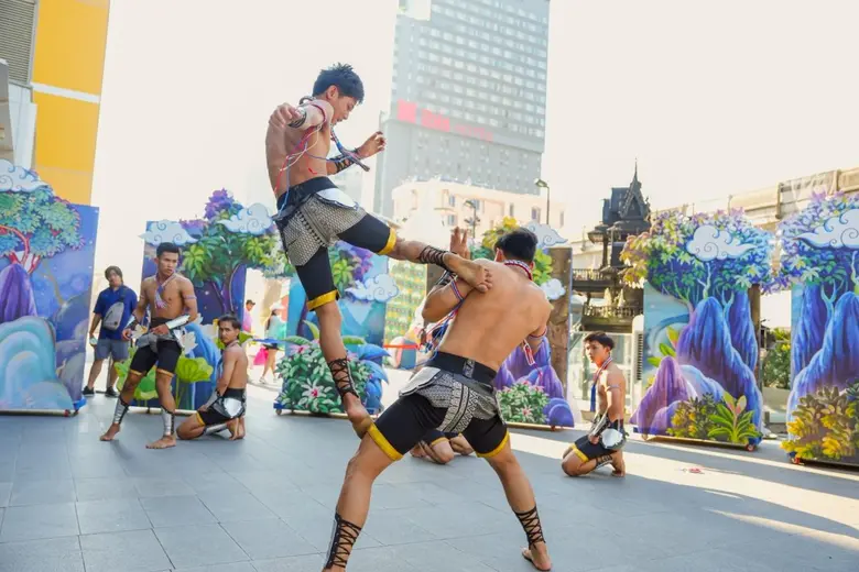 ควันหลงสงกรานต์สุดประทับใจทัวริสต์ สัมผัสเสน่ห์ไทยร่วมสมัยที่ เอ็ม บี เค เซ็นเตอร์ ตอกย้ำ Cultural &amp; Tourism Hub แลนด์มาร์กศิลปวัฒนธรรมใจกลางกรุง